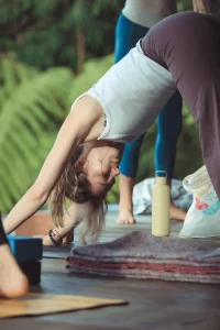 Dieses Bild zeigt einen YogaBali-Studenten in der Haltung des herabschauenden Hundes während seines 300-Stunden-Yoga-Lehrer-Ausbildungskurses auf Bali.