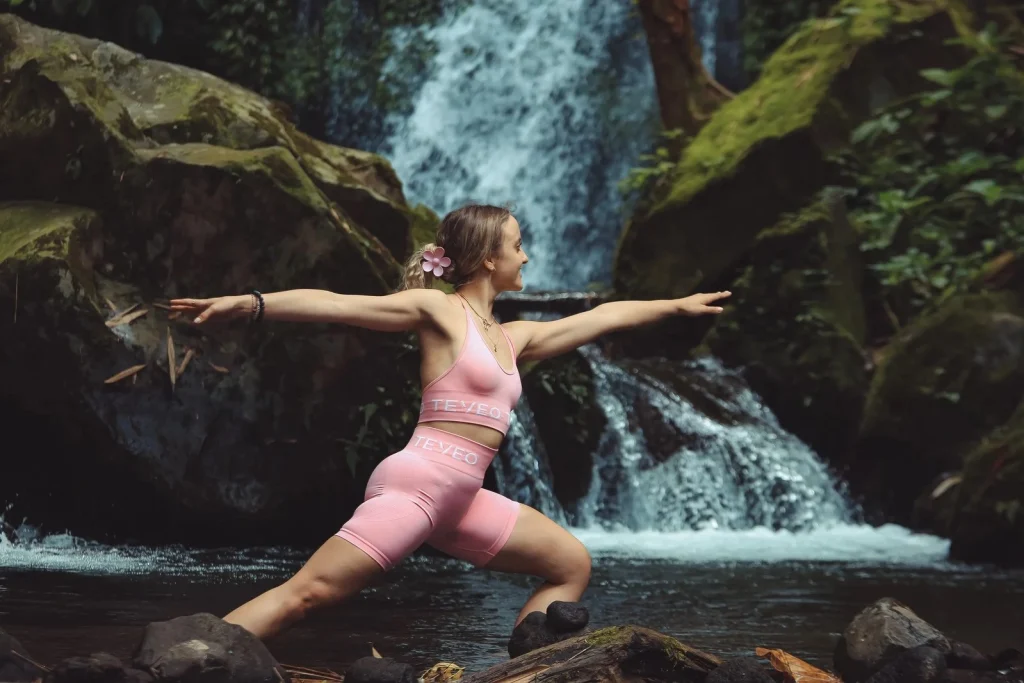 Ein Schüler konzentriert sich voll und ganz auf seine Yoga-Praxis im Freien während eines Yogalehrer-Ausbildungs-Retreats auf Bali.