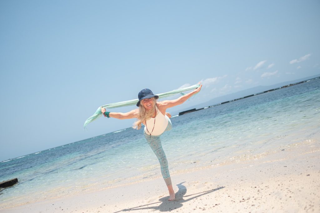 Die erfahrene Yogalehrerin Beate leitet ein 300-stündiges Yogalehrer-Ausbildungsprogramm am ruhigen Strand von Bali.