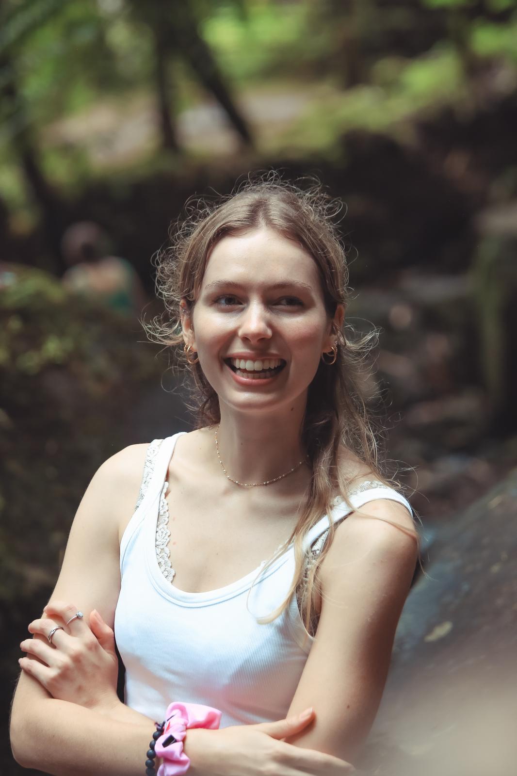 Yoga Bali Studentin Lisa erzählt von ihrer geschätzten Yoga-Lehrer-Ausbildung und ihrem Urlaubserlebnis im magischen Bali.