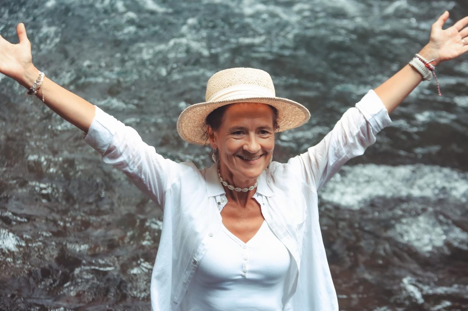 Andrea drückt ihre aufrichtige Wertschätzung für die tiefgreifende Wirkung des 300-stündigen Yogalehrer-Ausbildungsprogramms aus, das sie in Bali absolviert hat.