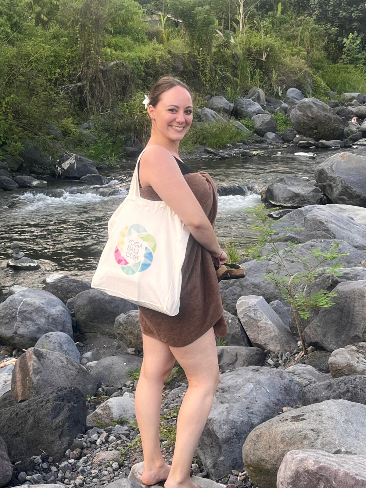 Anna-Sophia beschreibt ihre Zeit auf Bali, die sowohl eine Yogalehrerausbildung als auch einen Urlaub umfasste, als eine zutiefst transformierende Reise der Selbstfindung.