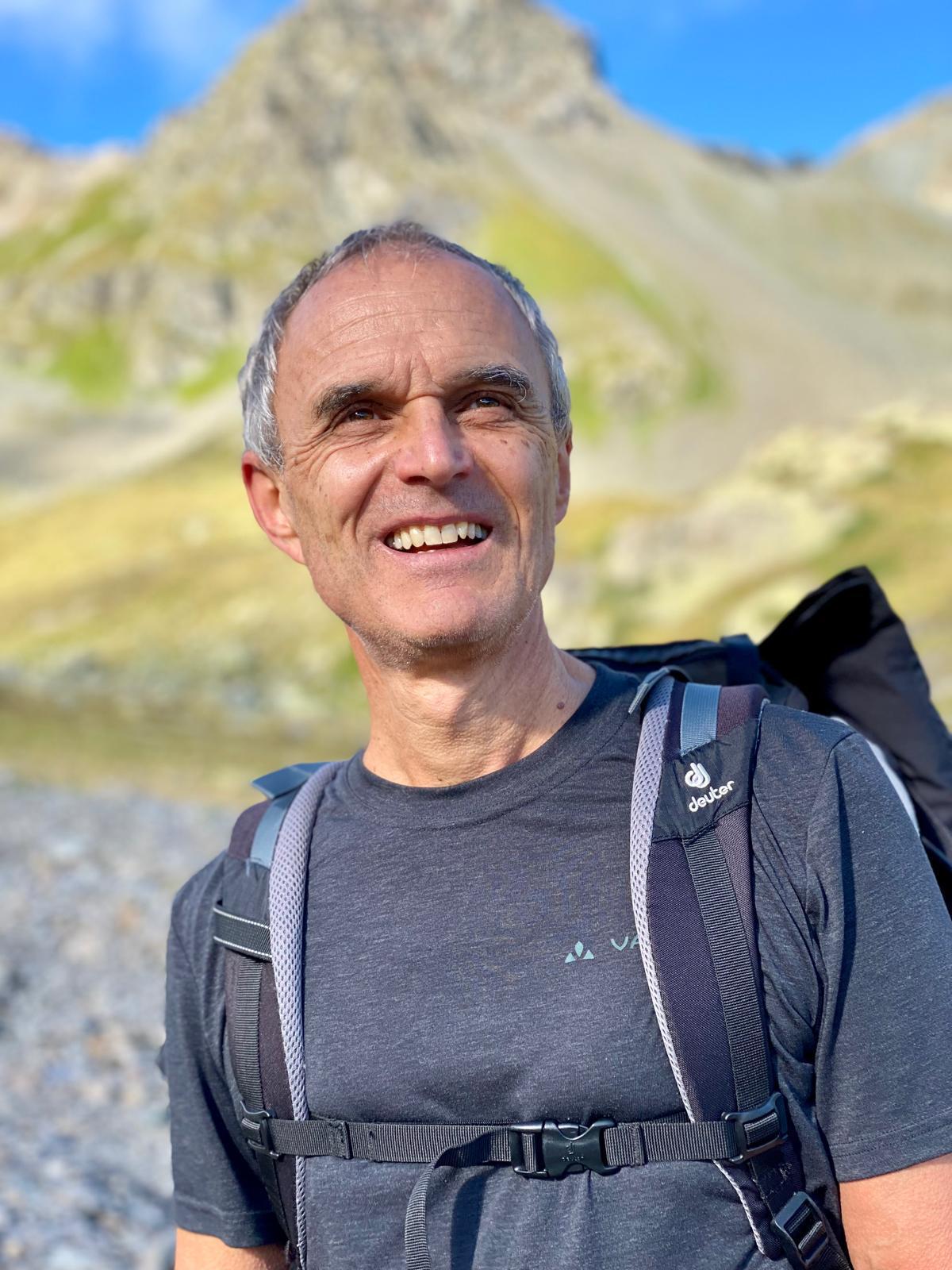 Norbert teilt seine fantastische Erfahrung bei YogaBali und hebt die transformative 300-stündige Yogalehrer-Ausbildung und die Ferien hervor.