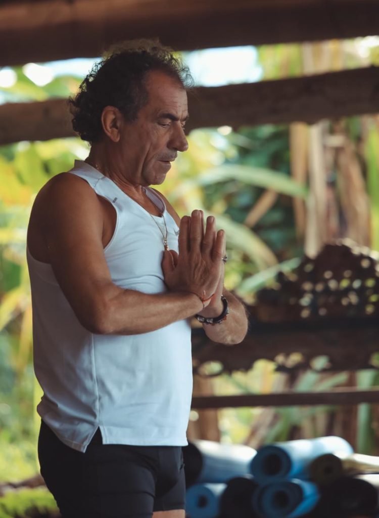 Eine Schülerin, die an einem 300-Stunden-Yogalehrer-Ausbildungsprogramm teilnimmt, praktiziert bei Yoga Bali im ruhigen Bali.