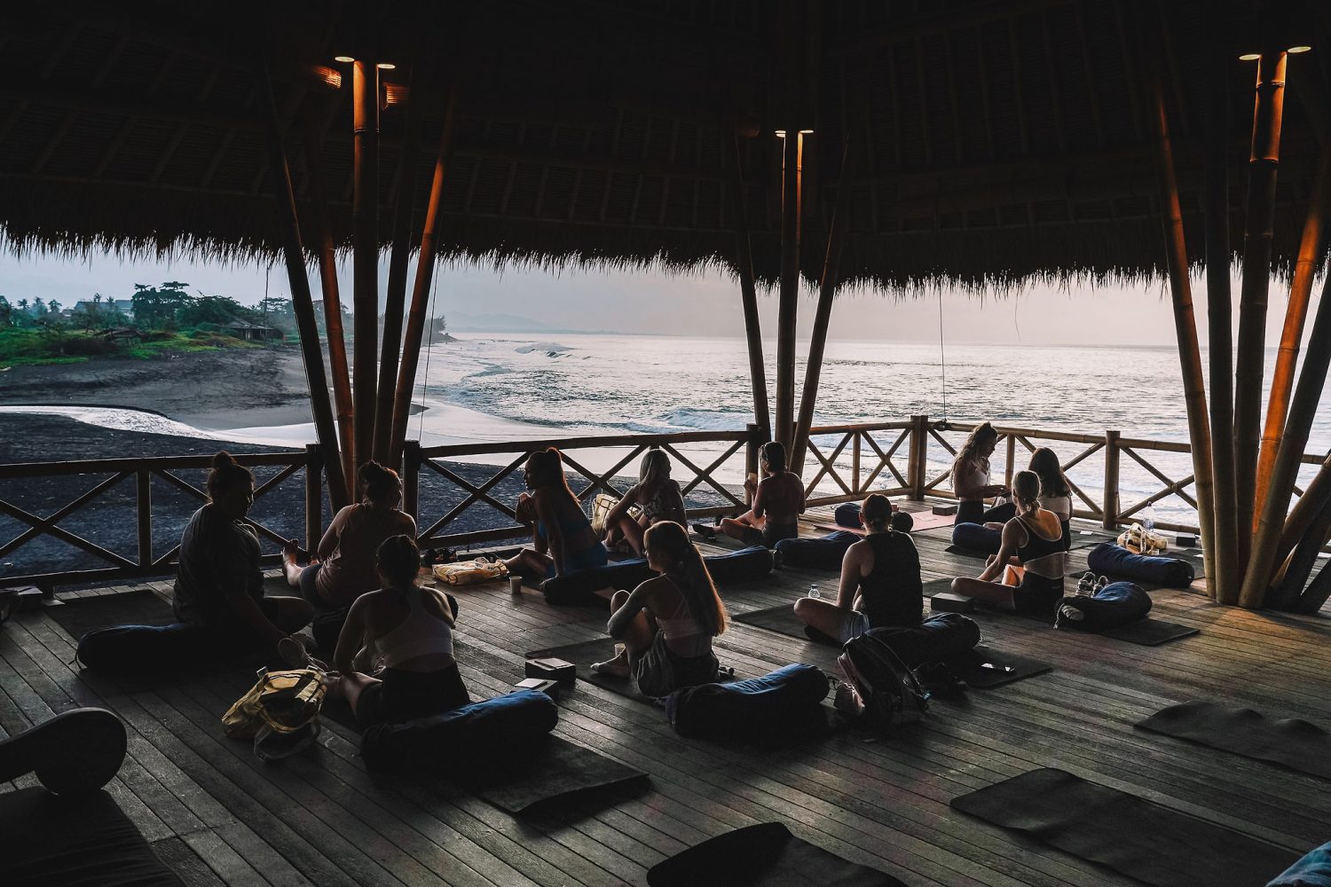 Yoga Gruppe während 200h Yoga Ausbildung Bali sonnenaufgang